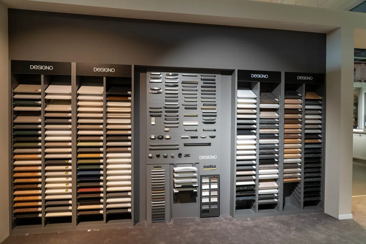 Ausstellung verschiedener Küchenfronten und Materialmuster