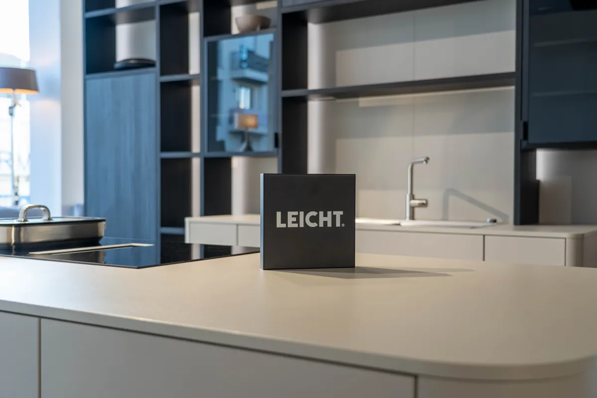 Helle LEICHT Kücheninsel mit hoher offener Regalwand