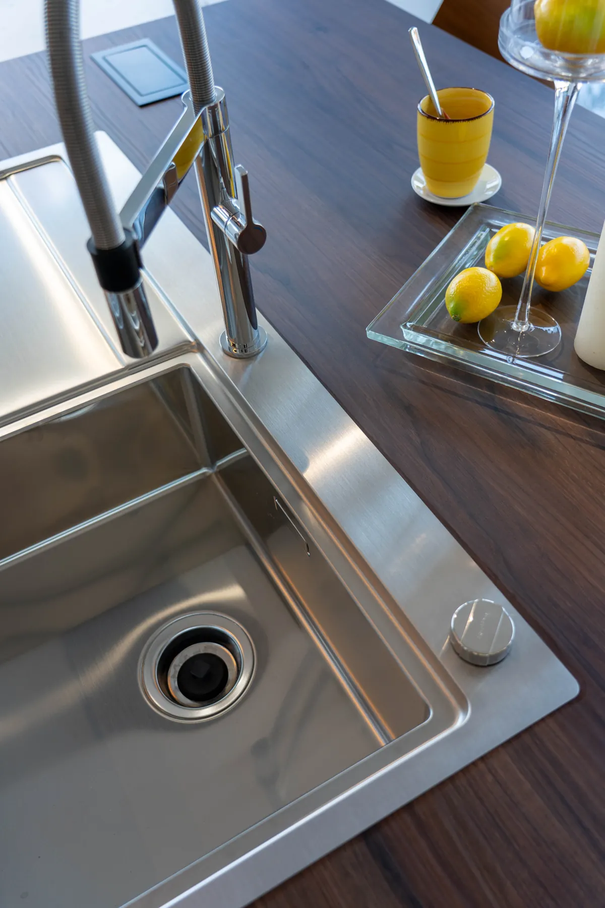 Edelstahlbecken mit Metallarmatur und angrenzender Arbeitsfläche