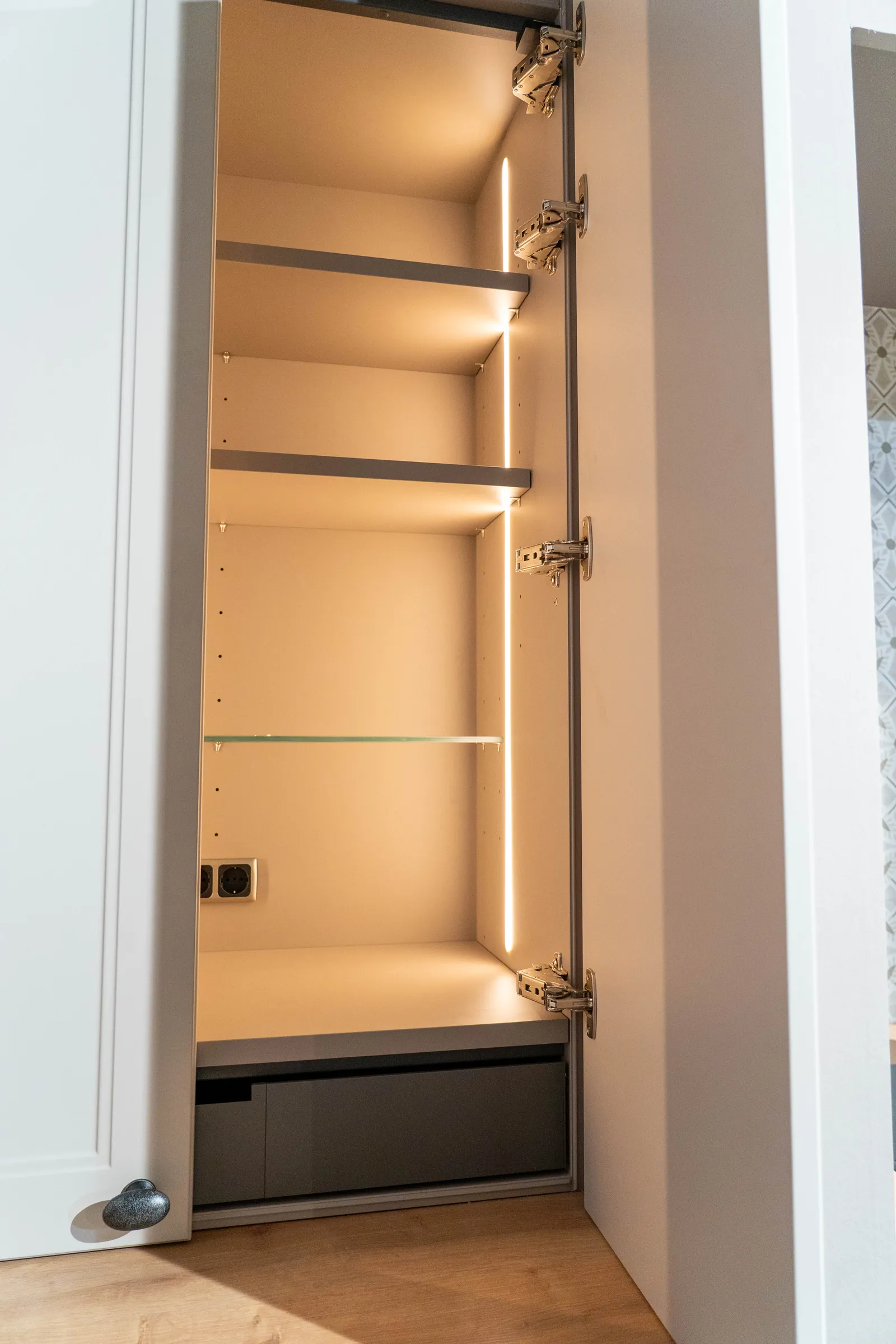 Passgenau eingebauter, beleuchteter Hochschrank mit Innenauszügen