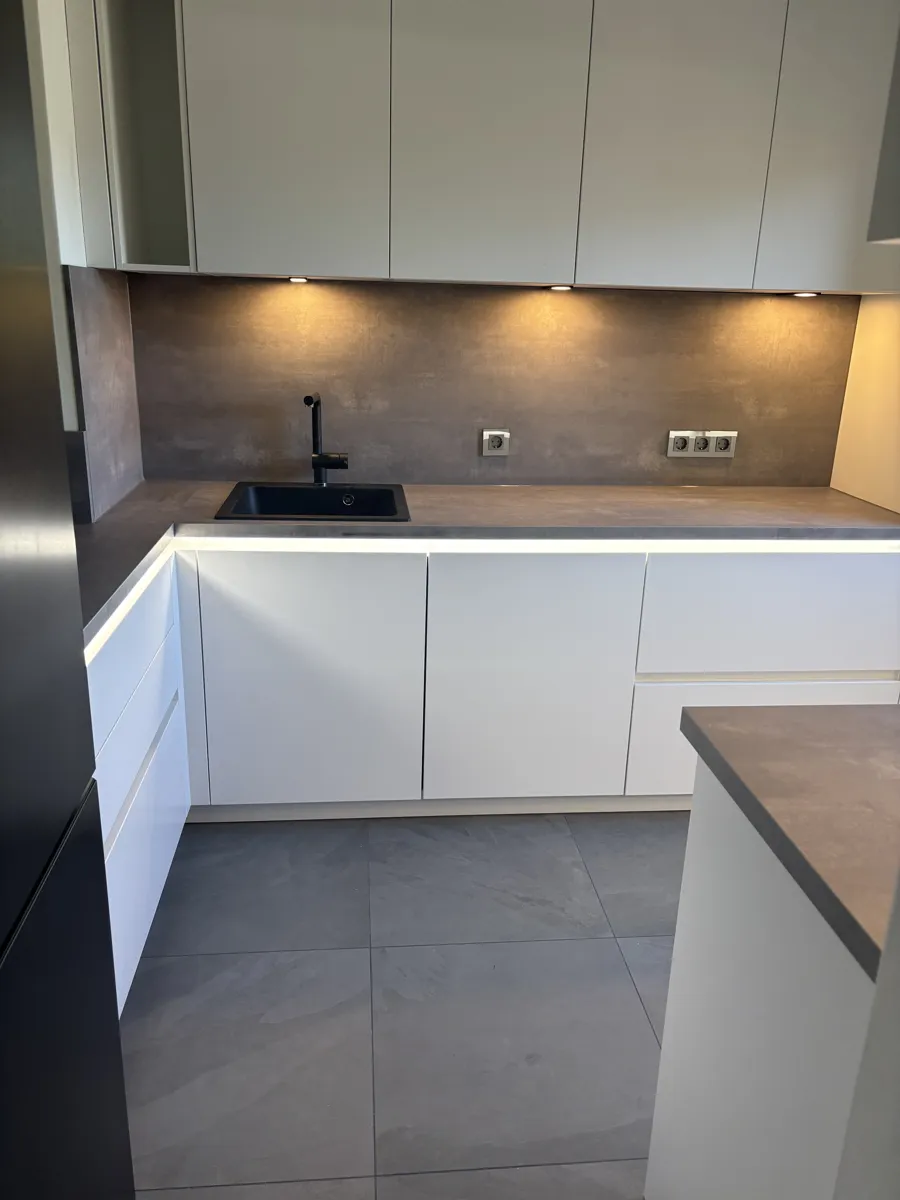 Modernisierte Kundenküche mit Lichtrahmen an der Decke